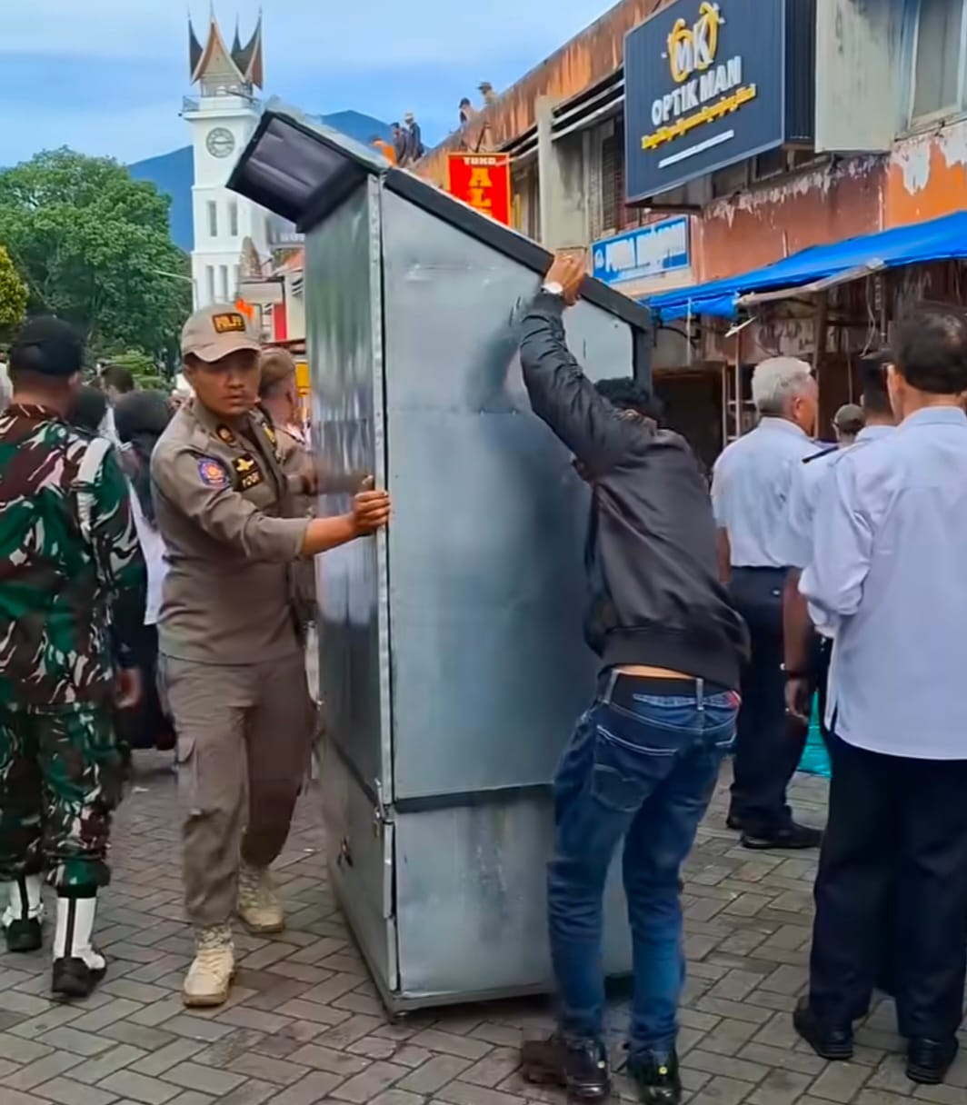 Pemko Bukittinggi Tertibkan Pedagang Kaki Lima (PKL) yang Berjualan di Kawasan Jam Gadang