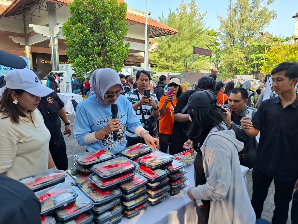 Ribuan Warga Serbu Pembagian MBG di Solo, Antusias Cicipi Menu Bergizi Gratis