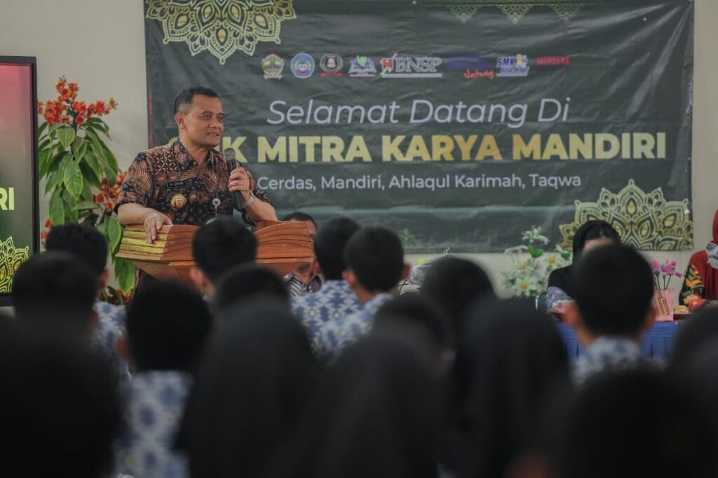 Gubernur Ahmad Luthfi Motivasi Para Penerima Manfaat Program Sekolah Kemitraan di Brebes