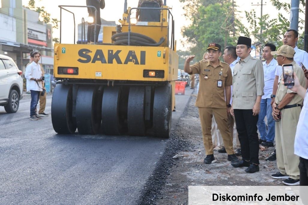 Bupati Jember Tinjau Perbaikan Jalan Provinsi di Kencong