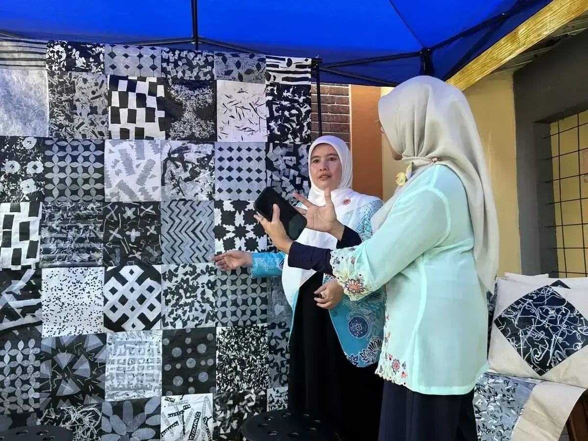 Warga Bedahan Depok Memanfaatkan Tas Kresek Untuk Berbagai Kerajinan