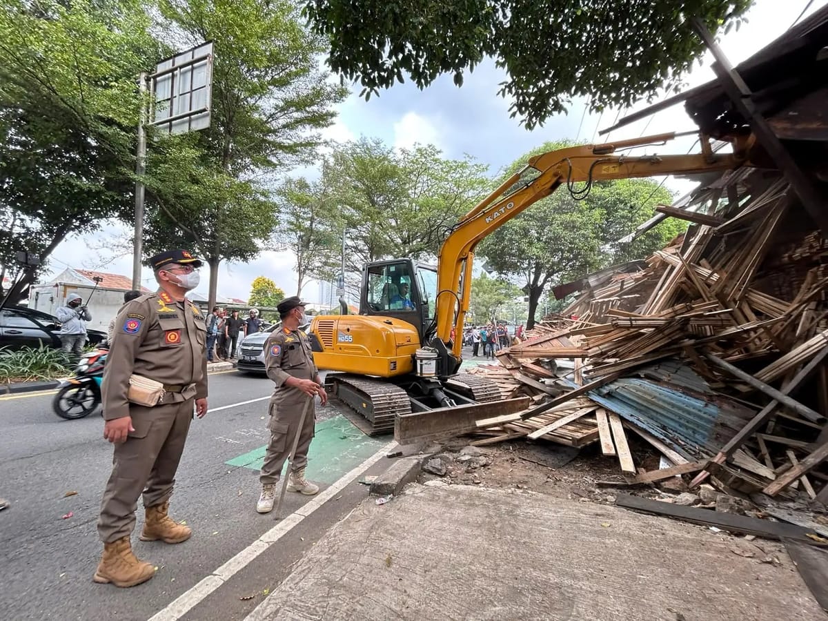 Dua Ratus Personel Gabungan Ratakan Bangunan Liar di Kawasan Jalan Juanda Depok