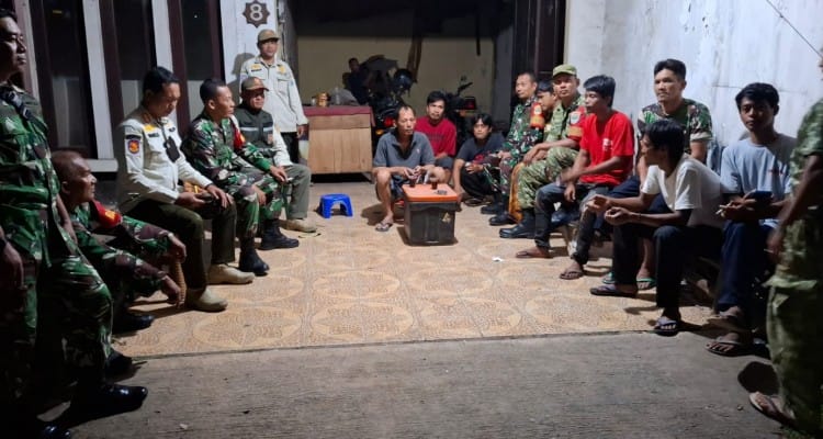 Babinsa Koramil 05/Kramatjati-Makasar Bersama Warga Gelar Patroli Siskamling Perkuat Keamanan Wilayah