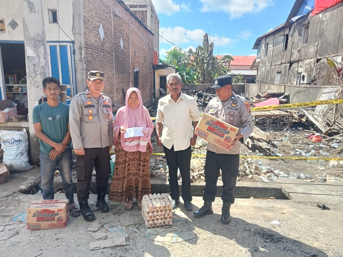 Kapolsek Pasimasunggu Berikan Bantuan Untuk Korban Kebakaran Rumah di Bontobulaeng