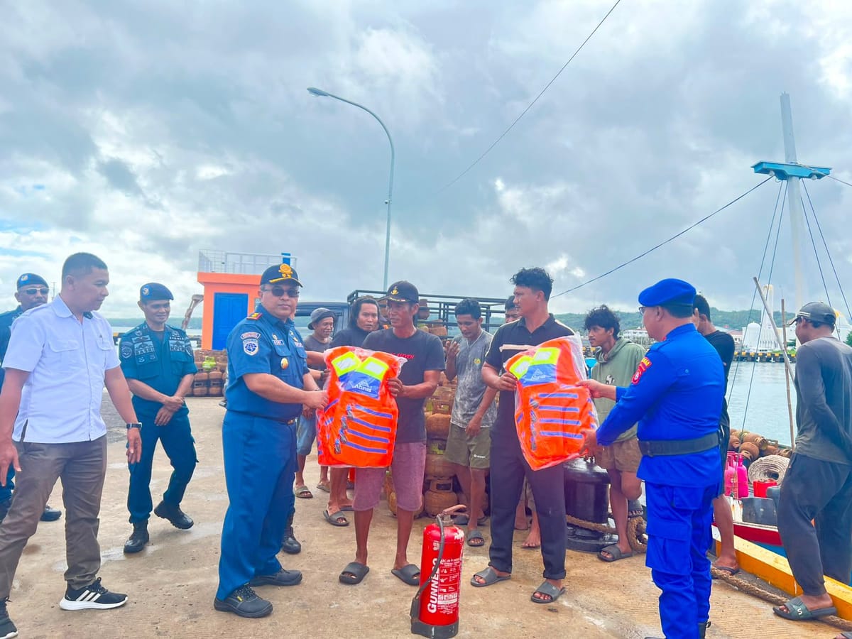 Sat Polairud Polres Selayar dan Syahbandar Sosialisasikan Keselamatan Pelayaran dan Bagikan  Life Jacket Kepada Awak KLM