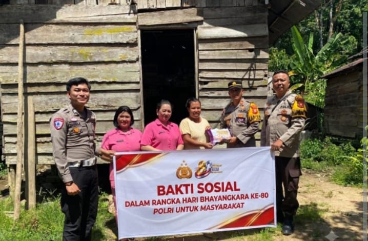 Dari Rumah ke Rumah, Polsek Menyuke Salurkan Tali Asih Sambut Hari Bhayangkara