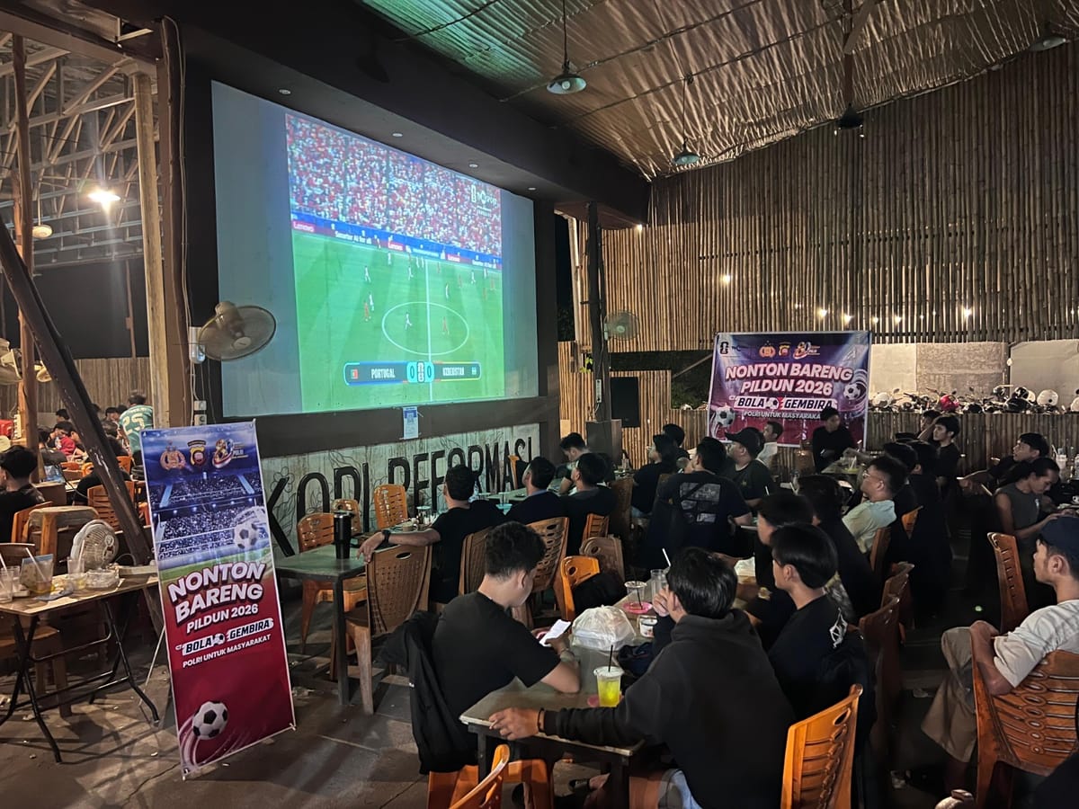 Nonton bareng Sepak Bola Piala Dunia  Menyatukan Polisi, Wartawan, dan Warga Pontianak