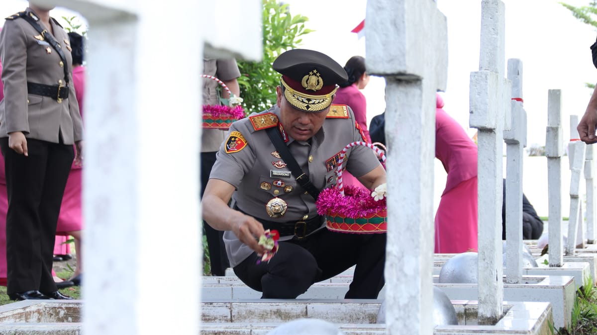 Di Antara Nisan Para Pahlawan, Polri Menyerap Makna Pengabdian