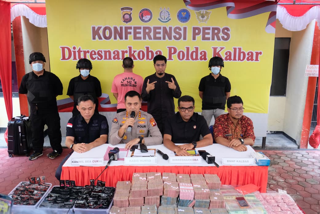 Polda Kalbar Bongkar Gudang Narkoba, Sita 4,3 Kg Sabu dan Uang Tunai Rp3,8 Miliar