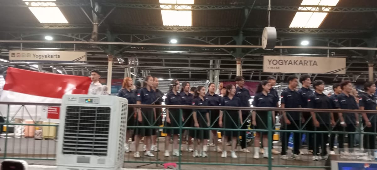 Ketika Indonesia Raya Menggema di Stasiun Tugu, Penumpang Terdiam dan Mengabadikan Momen