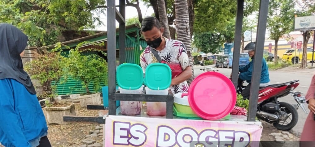 Di Bawah Rindang , Jerit Pedagang Kecil Mengawal Rupiah yang Kian Terpapar Krisis