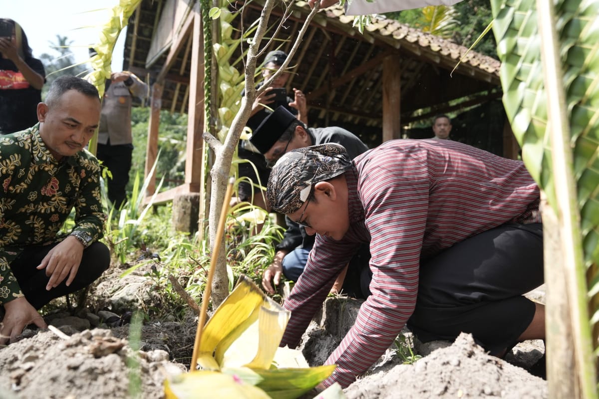 Momentum 1 Suro, Wabup Sleman Tanam Beringin Putih Awali Prosesi Lampah Dalu Lereng Merapi