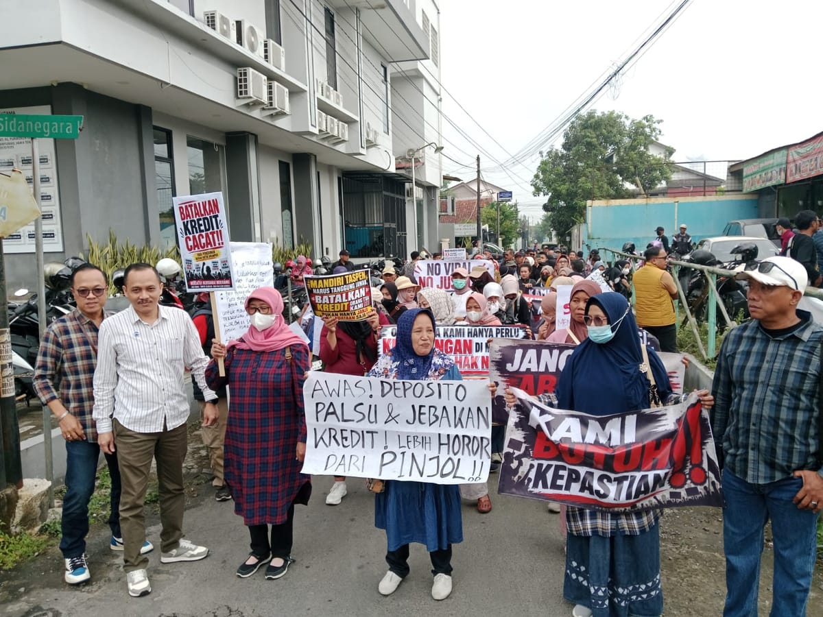 Ratusan Pensiunan Gelar Aksi di Bank Mandiri Taspen Purwokerto, Tuntut Pembatalan Kredit Bermasalah