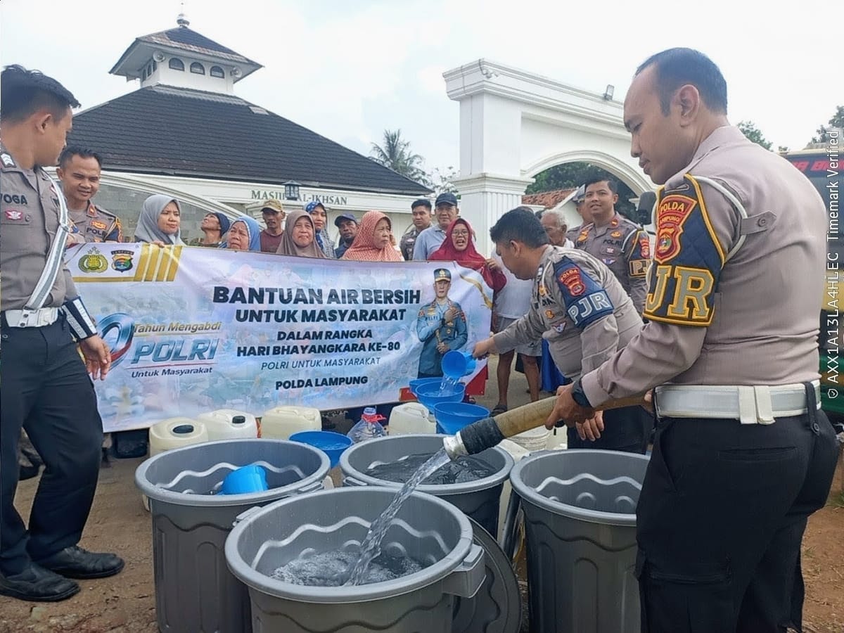 Sambut HUT Bhayangkara ke-80, Ditlantas Polda Lampung Salurkan Air Bersih di Pesawaran