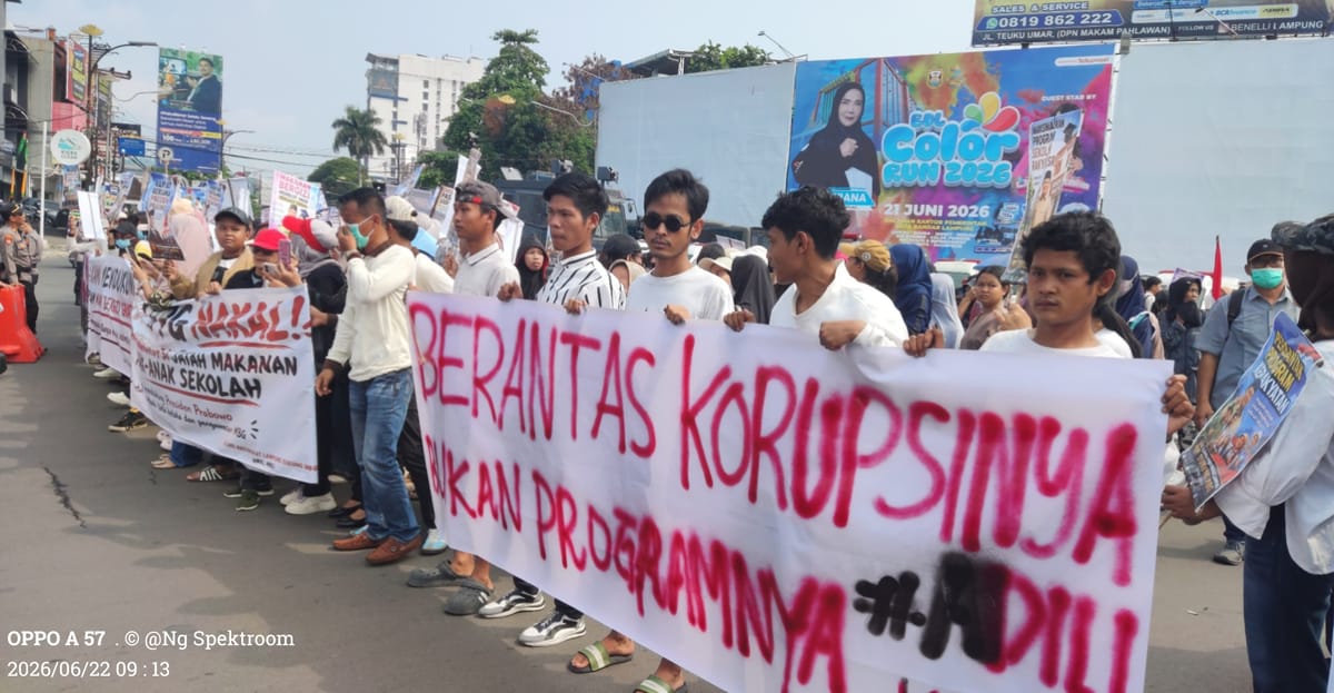 Sampaikan 6 Tuntutan, AMAL MBG, Berunjuk Rasa Di Tugu Adipura Bandarlampung