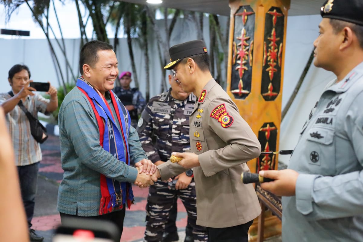 Sambut Kedatangan Wakasal, Kapolda Maluku: Sinergi Lintas Sektor Kunci Penguatan Ketahanan Maritim Indonesia Timur