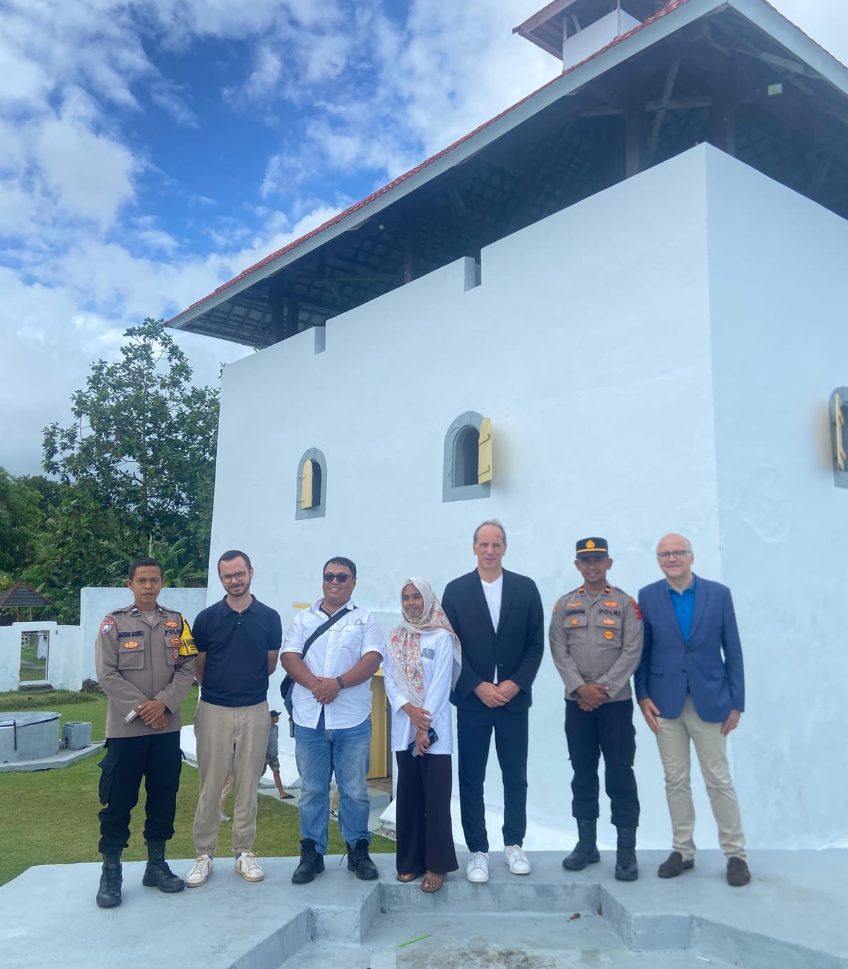 Duta Besar Prancis Kunjungi Situs Sejarah di Leihitu, Maluku Tengah