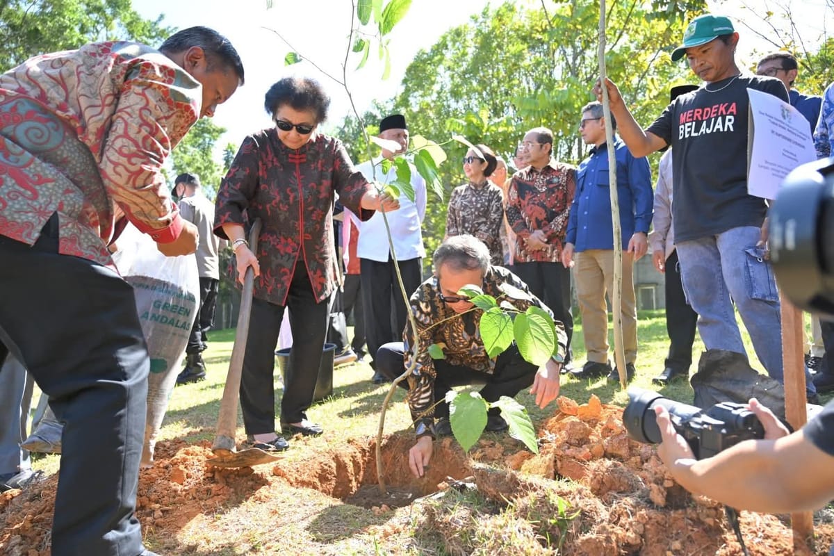 Gubernur Sumbar Mahyeldi dan Kakak Kandung Presiden Prabowo Tanam Pohon Bersama di Unand
