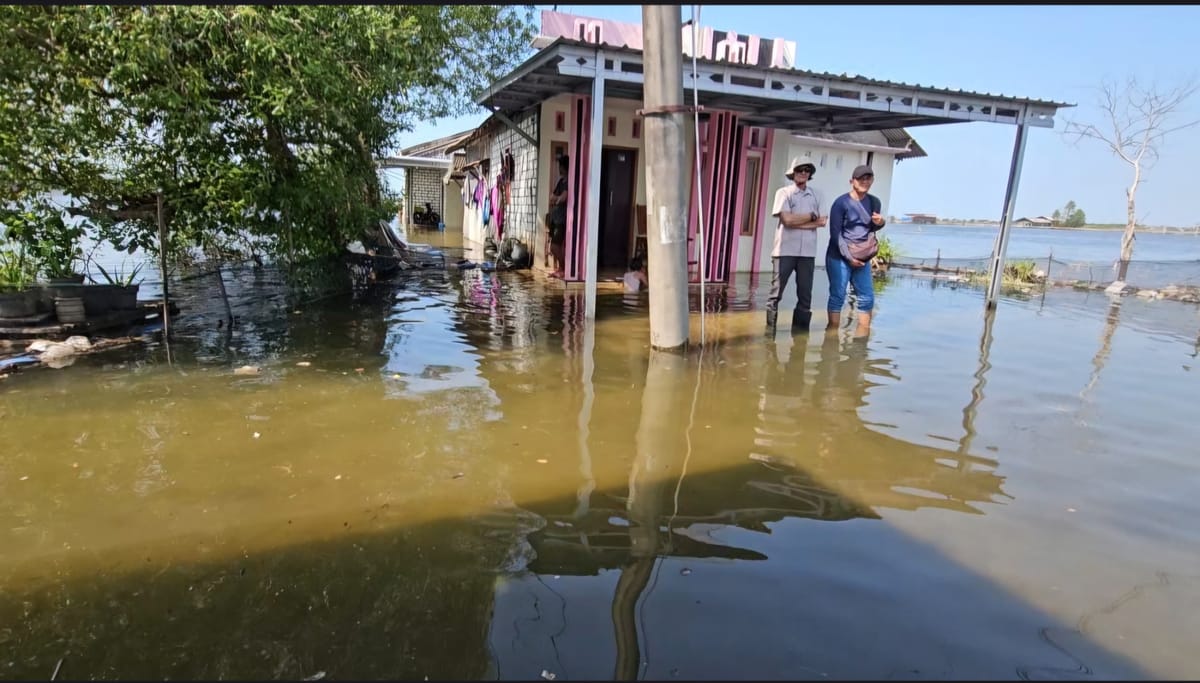 Warga Tanggulsari Menunggu Perbaikan Tanggul Laut