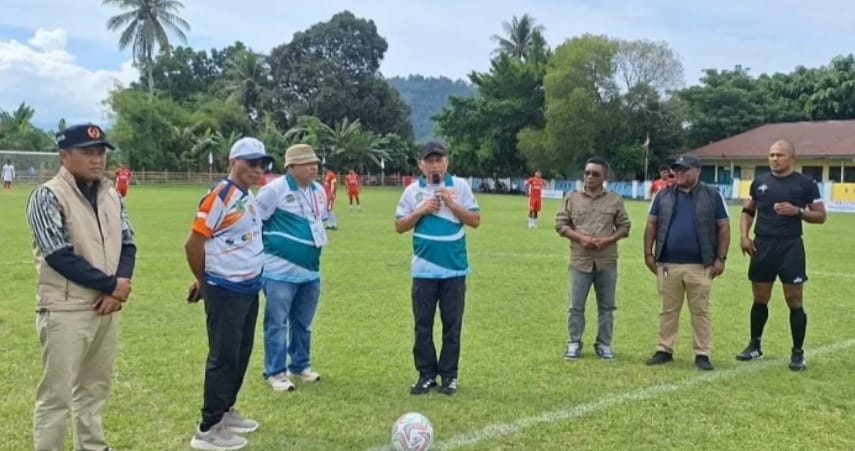 Tendangan Pertama Ketum KONI Malut Tandai Mulainya Cabor Sepakbola Porprov V