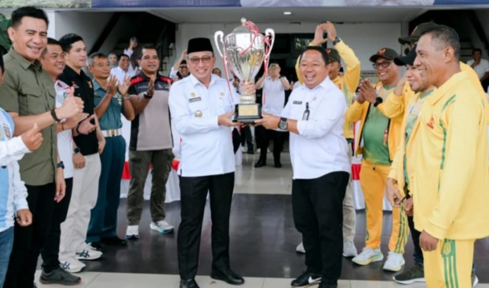 Wali Kota Ternate Terima Kembali Kontingen Porprov, ditandai Penyerahan Piala Juara Umum