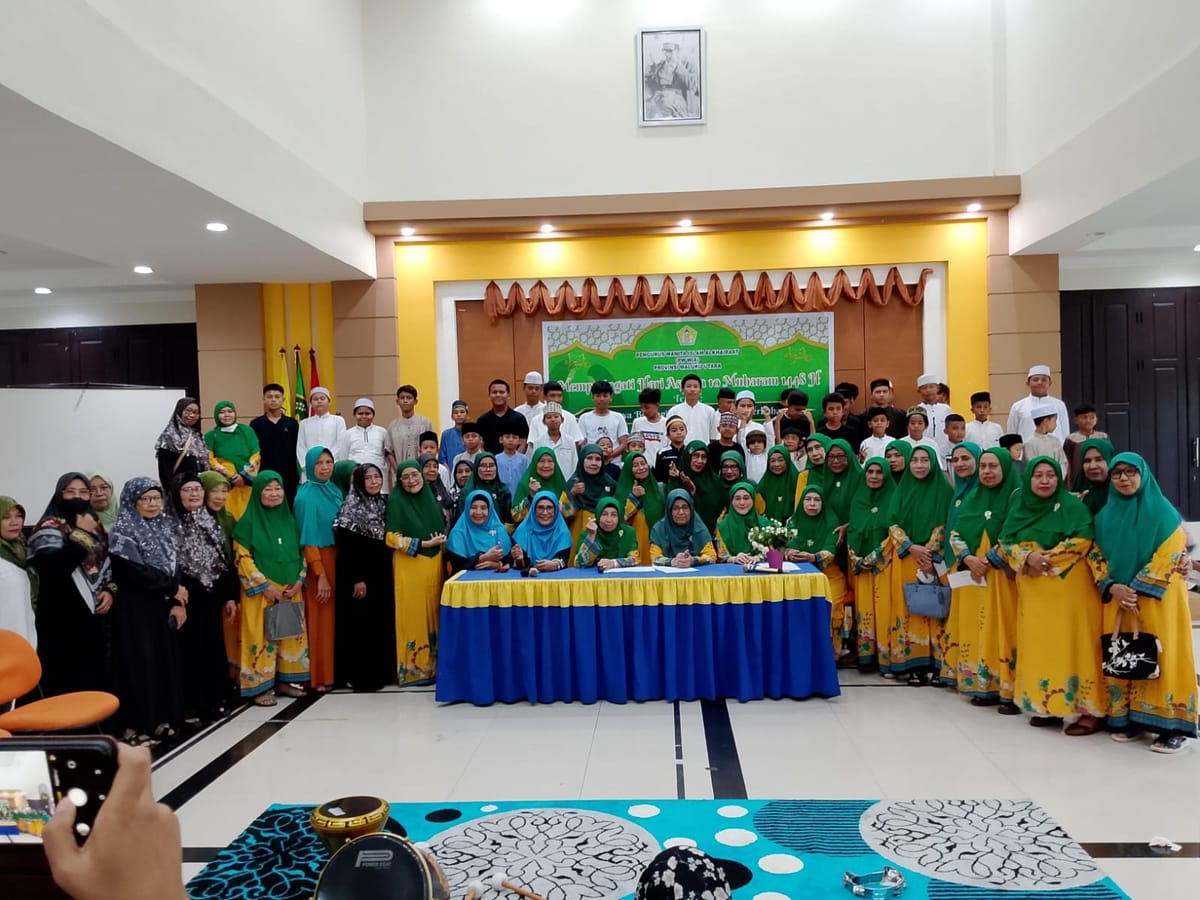 Wanita Islam Alkhairaat Maluku Utara Berikan Santunan Anak Yatim di Hari Asyura