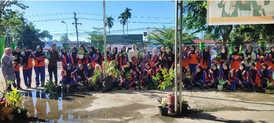 Peringati Hari Penanggulangan Degradasi Lahan dan Kekeringan Sedunia, MAN 1 Kubu Raya Tanam Beragam Pohon