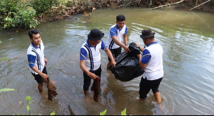 Sambut Hari Bhayangkara ke 80, Polres Tabalong Gelar Bakti Kebersihan di Bantaran Sungai