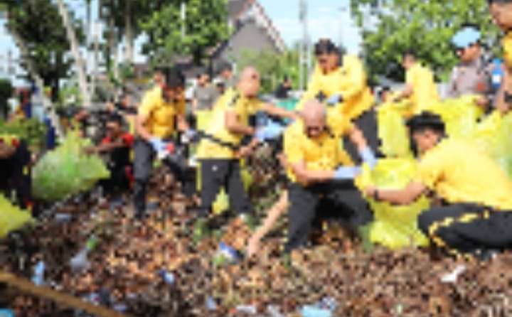 Kapolda Kalsel Pimpin Aksi Bersih-bersih Lingkungan di Banjarmasin