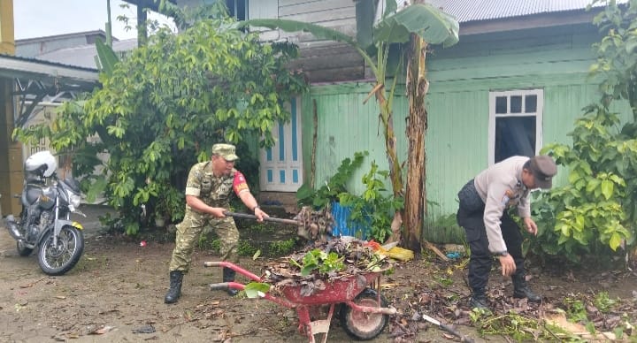 Kemanunggalan TNI dengan Rakyat, Babinsa Barabai Turun Langsung dalam Jumat Bersih