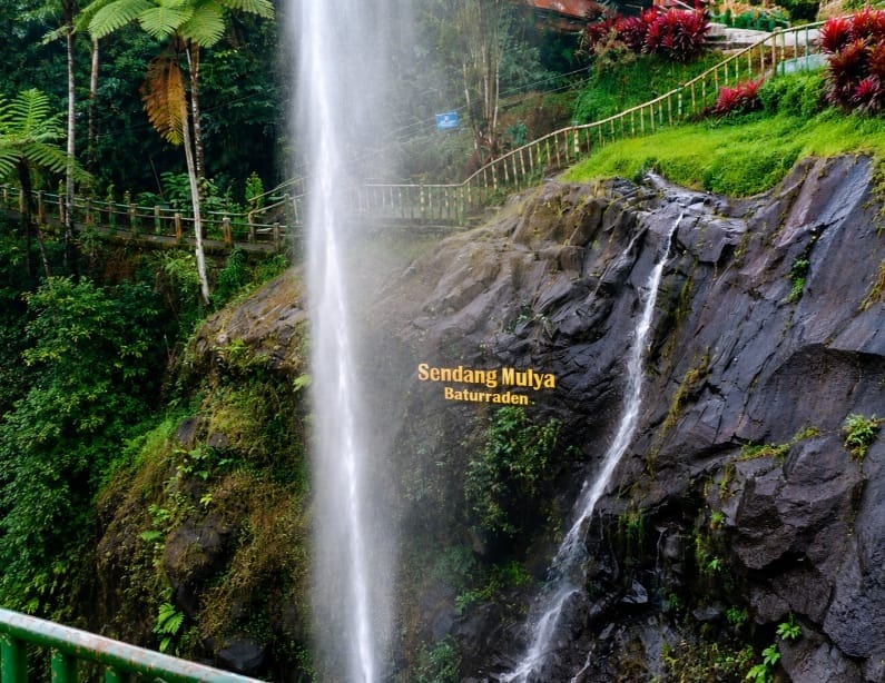 Mitos Air Terjun Baturraden Bikin Wajah Glowing, Sensasi Kesegaran Alam yang Bikin Wisatawan Ketagihan