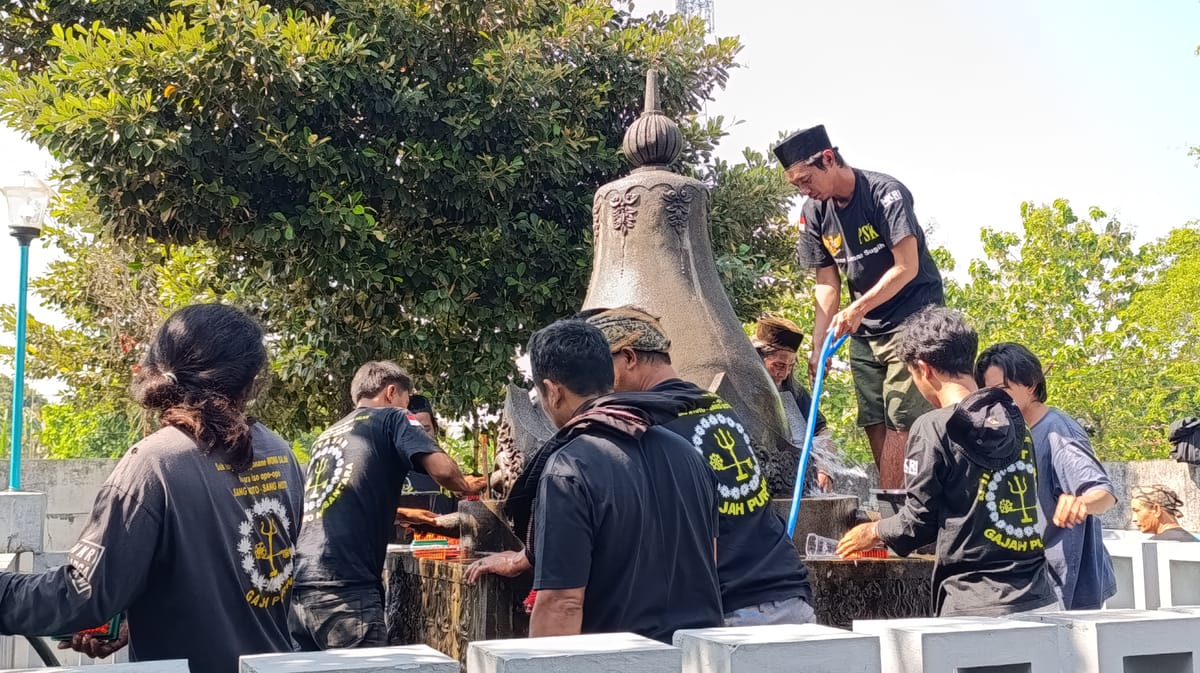 Di Pamuksan Jayabaya, Warga Menang Menjaga Warisan dengan Gotong Royong