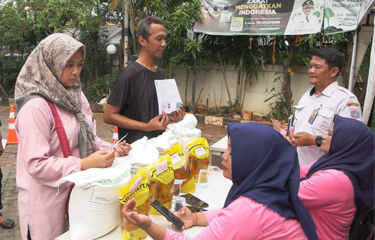Ribuan Warga Grogol Selatan Terima Bantuan Beras dan Minyak Goreng