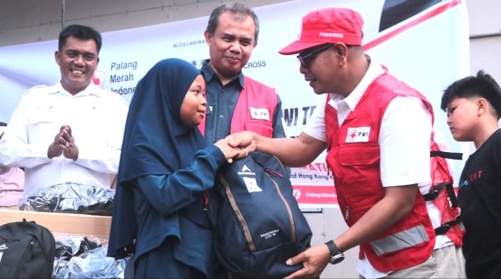 PMI Sumbar Salurkan 1.500 Paket Perangkat Sekolah Bagi Pelajar Korban Bencana