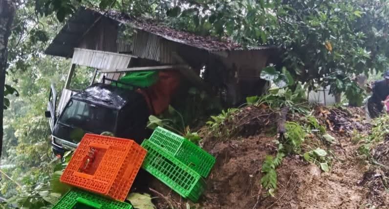 Jalan Nasional Padang-Pesisir Selatan-Bengkulu Lumpuh Akibat Longsor