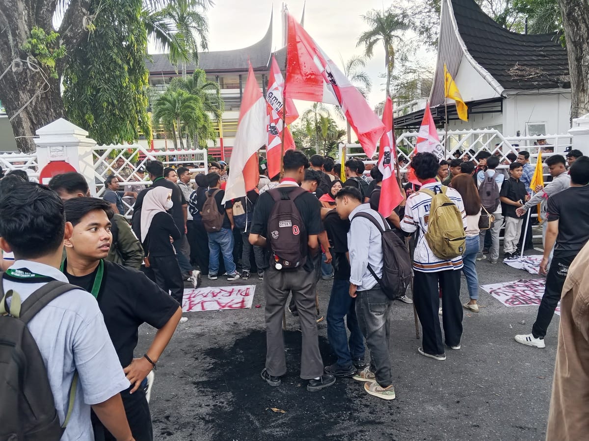 Ratusan Mahasiswa di Padang Lakukan Aksi Demonstrasi di Tiga Titik Bergilir