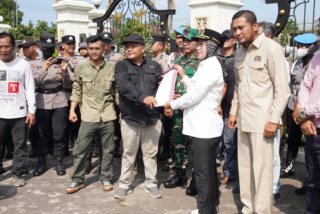 DPRD Lumajang Terima Aspirasi Aliansi Masyarakat Peduli MBG dalam Aksi Tertib dan Kondusif