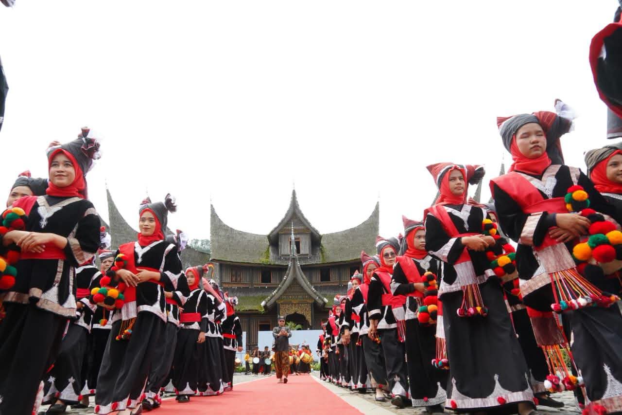 180 Baju Milik dari Nagari Padang Magek Jadi Magnet Festival Minangkabau 2026, Warisan Budaya yang Memukau Ribuan Pengunjung