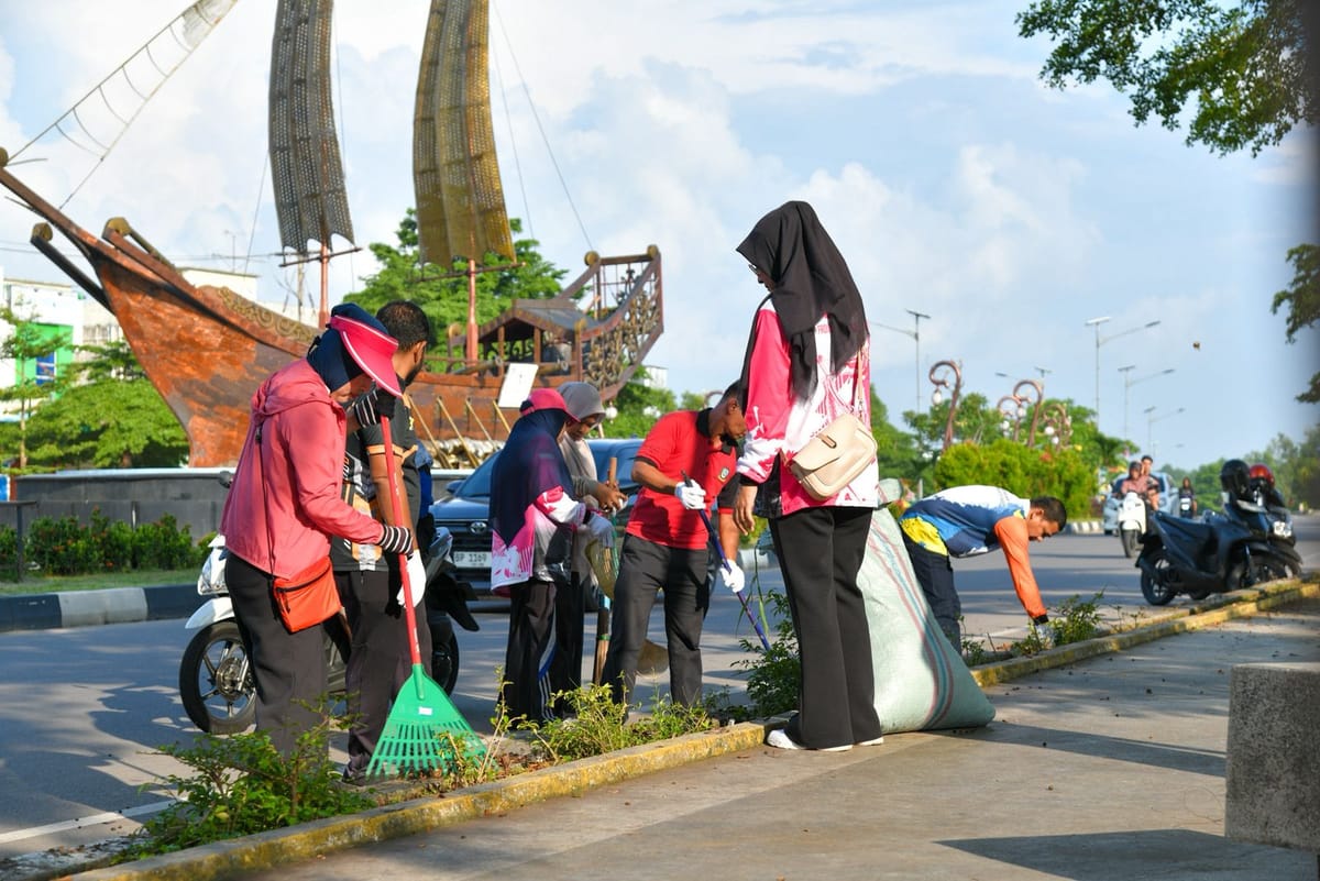 Sambut Wisatawan dan Investor, Gubernur Ansar Pimpin Goro Massal di Jalan Bandara RHF