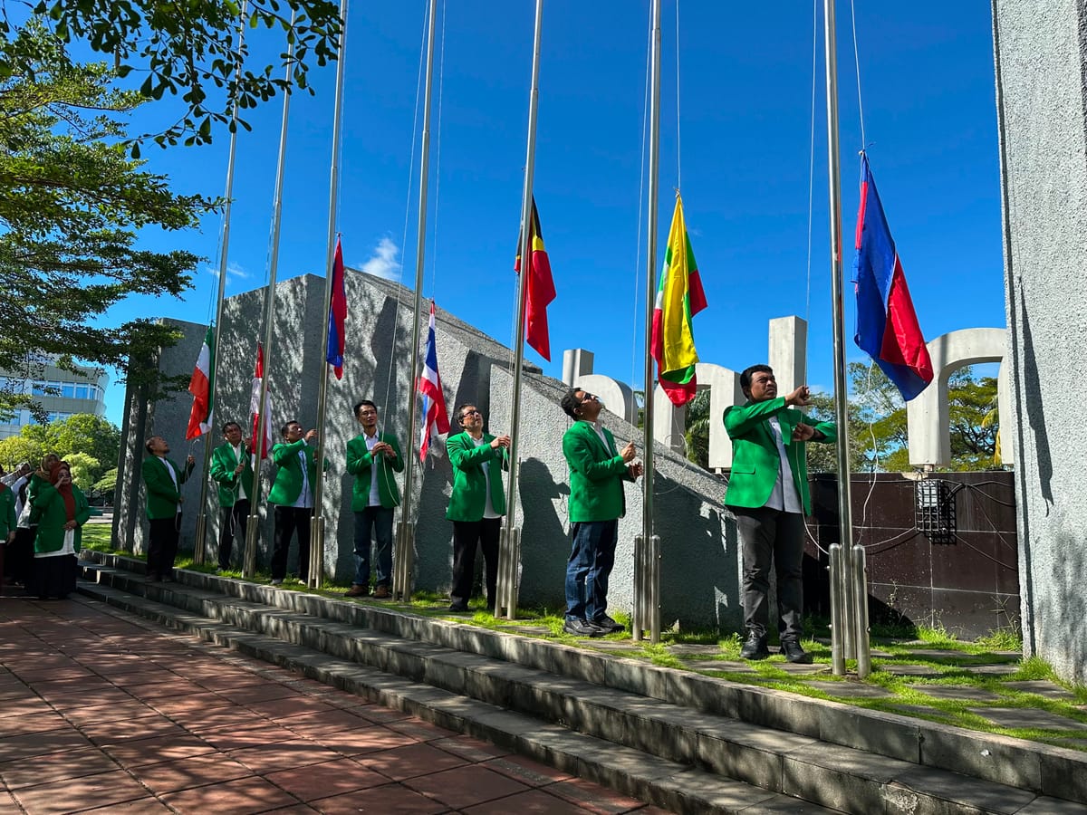 Bendera Negara Peserta Konferensi Internasional Pembangunan Berkelanjutan Mulai Berkibar di Halaman Kampus UMI Makassar