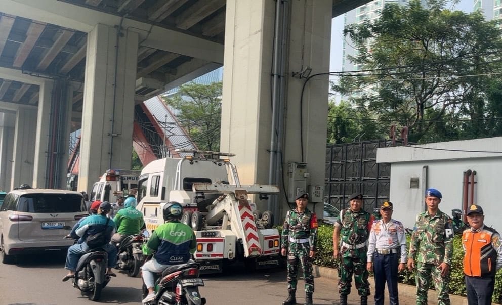 Sudin Perhubungan Jakarta Selatan Tertibkan Parkir Liar Kendaraan di Kawasan TOD Dukuh Atas