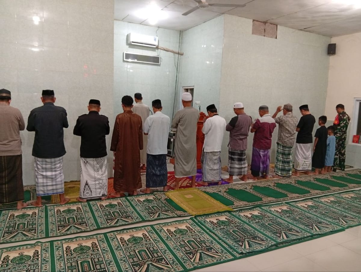Dari Saf Terdepan Menuju Kedekatan Sosial, Babinsa Kodim 1425/Jeneponto Rajut Kebersamaan Lewat Sholat Subuh