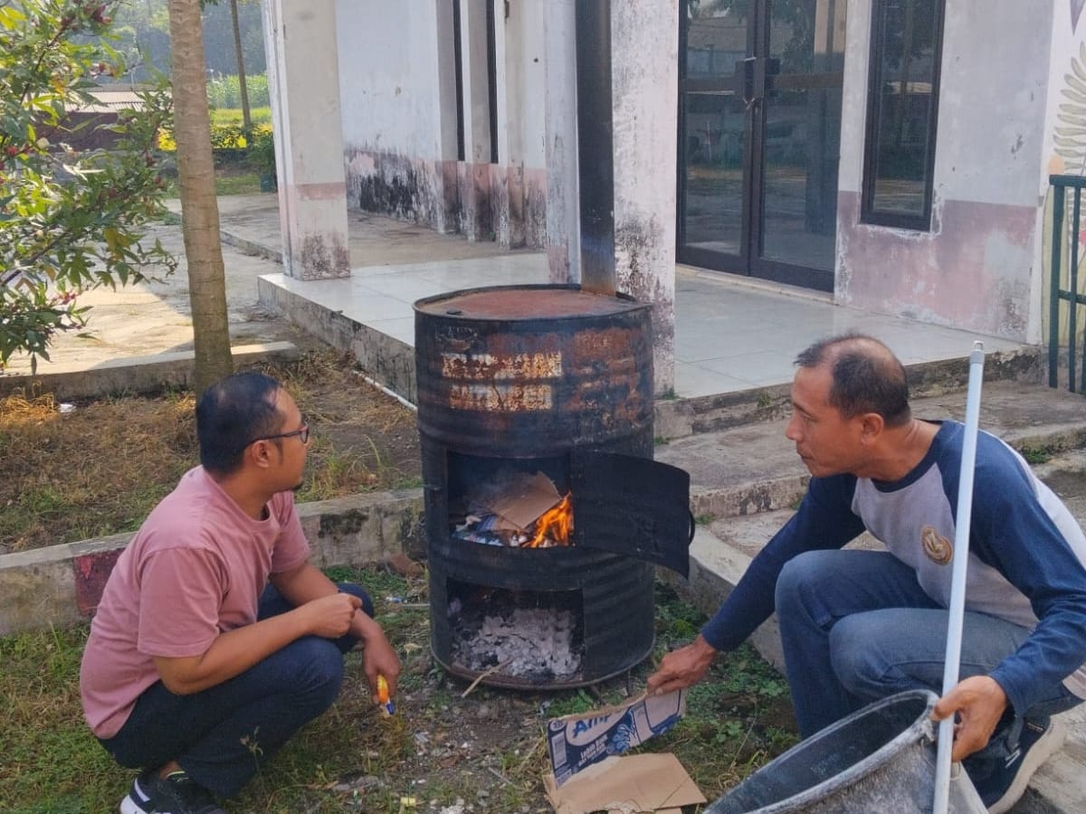 Insinerator Sederhana Bantu Warga Kurangi Volume Sampah Harian