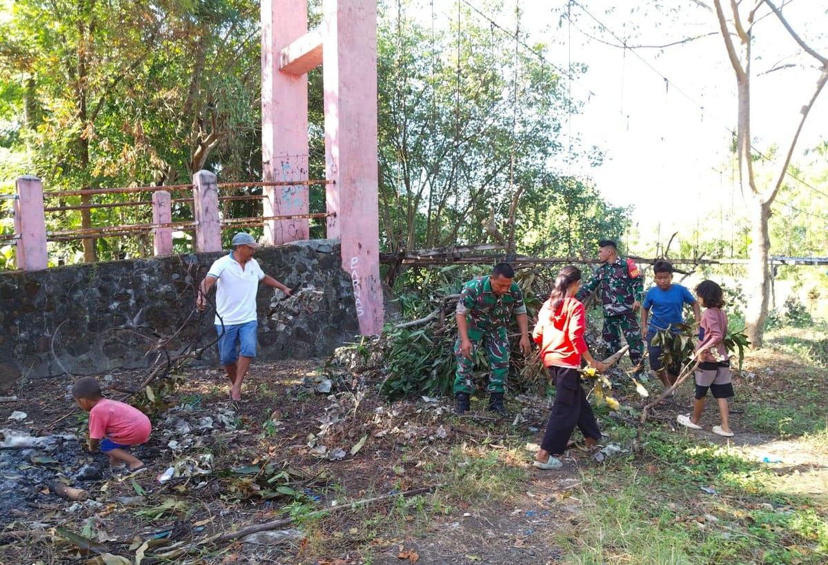 Personil Kodim 1425/ Jeneponto Bersama Warga Bersihkan Jembatan Gantung