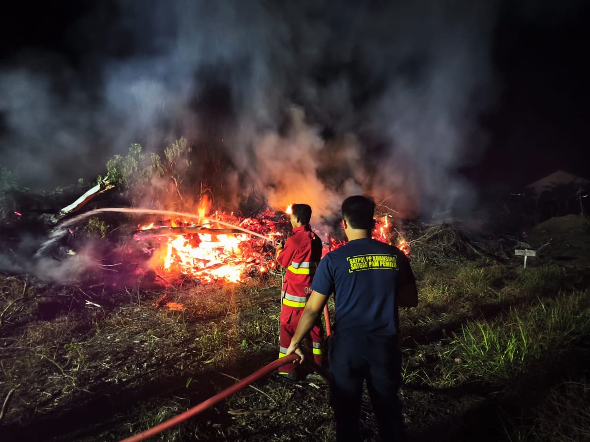 Satpol PP Kuansing Berhasil Padamkam Kebakaran Lahan di Pasar Benai