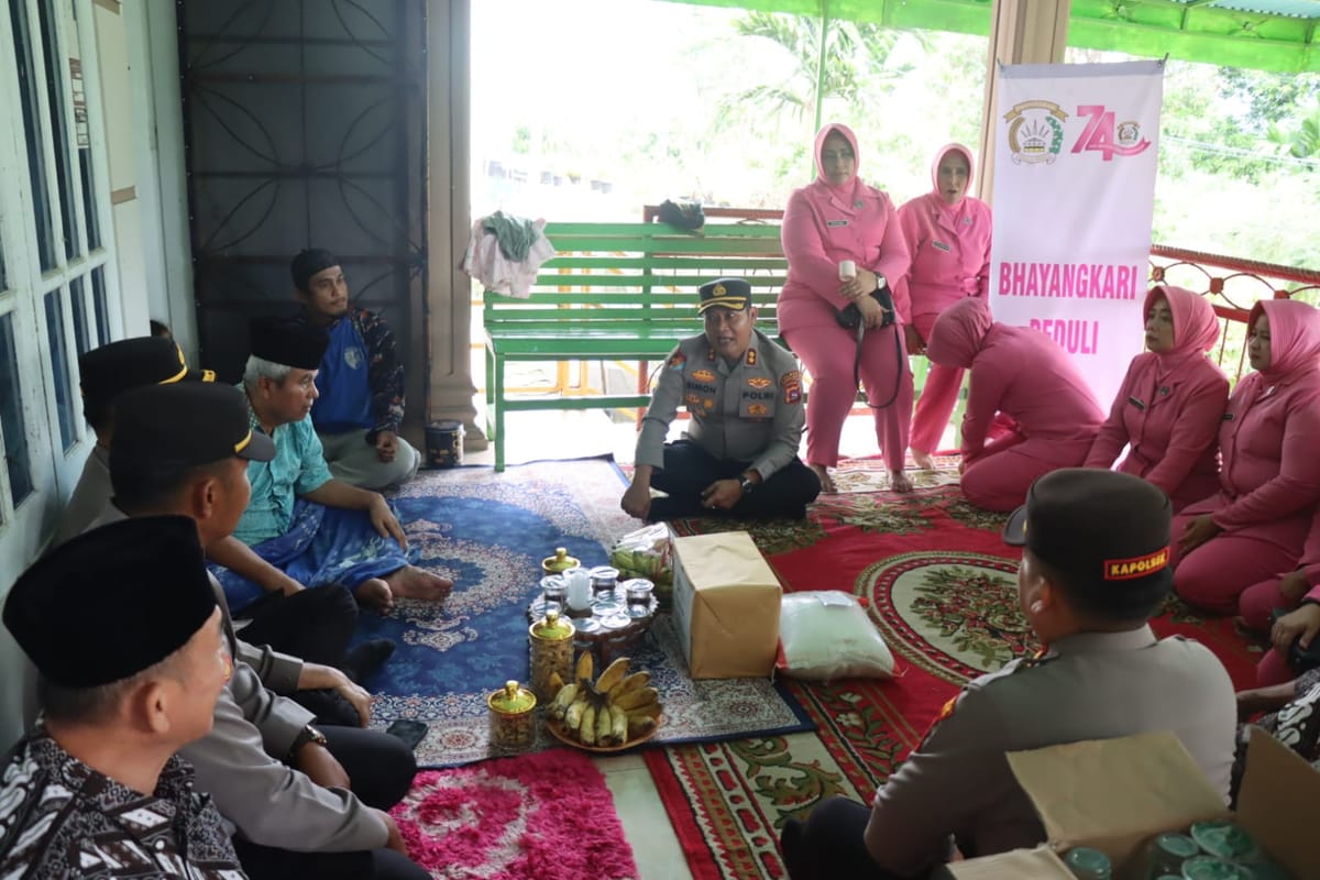 Sambut Hari Bhayangkara ke-80, Kapolres Sawahlunto Anjangsana ke Purnawirawan dan Warakawuri Polri