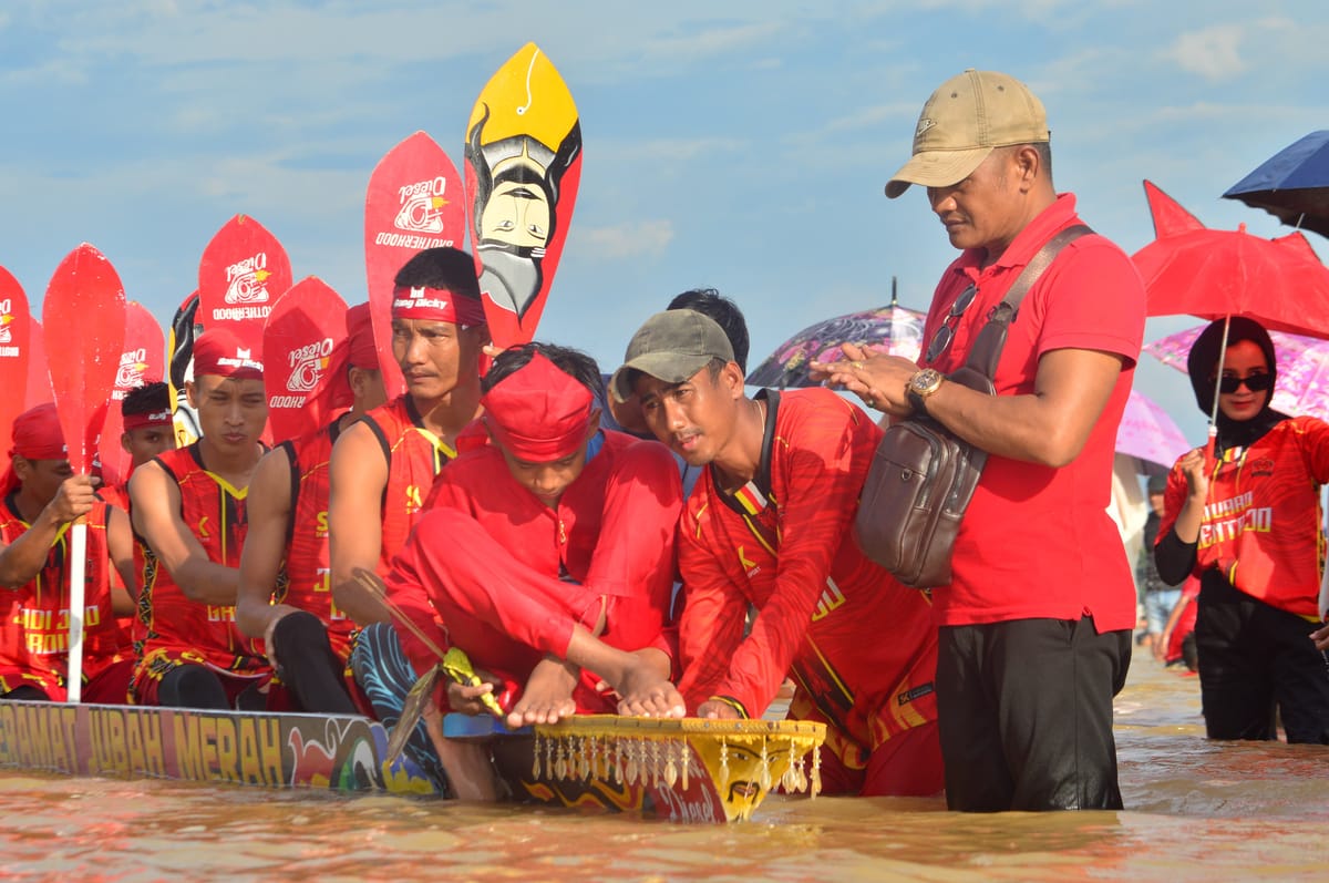 Pacu Jalur Tepian Burondo 2026 Kuansing Mengukuhkan Jalur Keramat Jubah Merah  Sebagai Sang Jawara