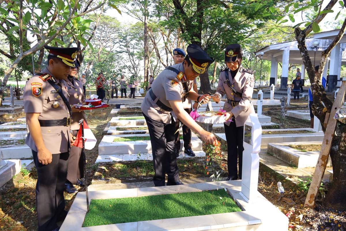 Polda Sulsel Teguhkan Semangat Bhayangkara Lewat Ziarah Rombongan di Hari Bhayangkara ke- 80