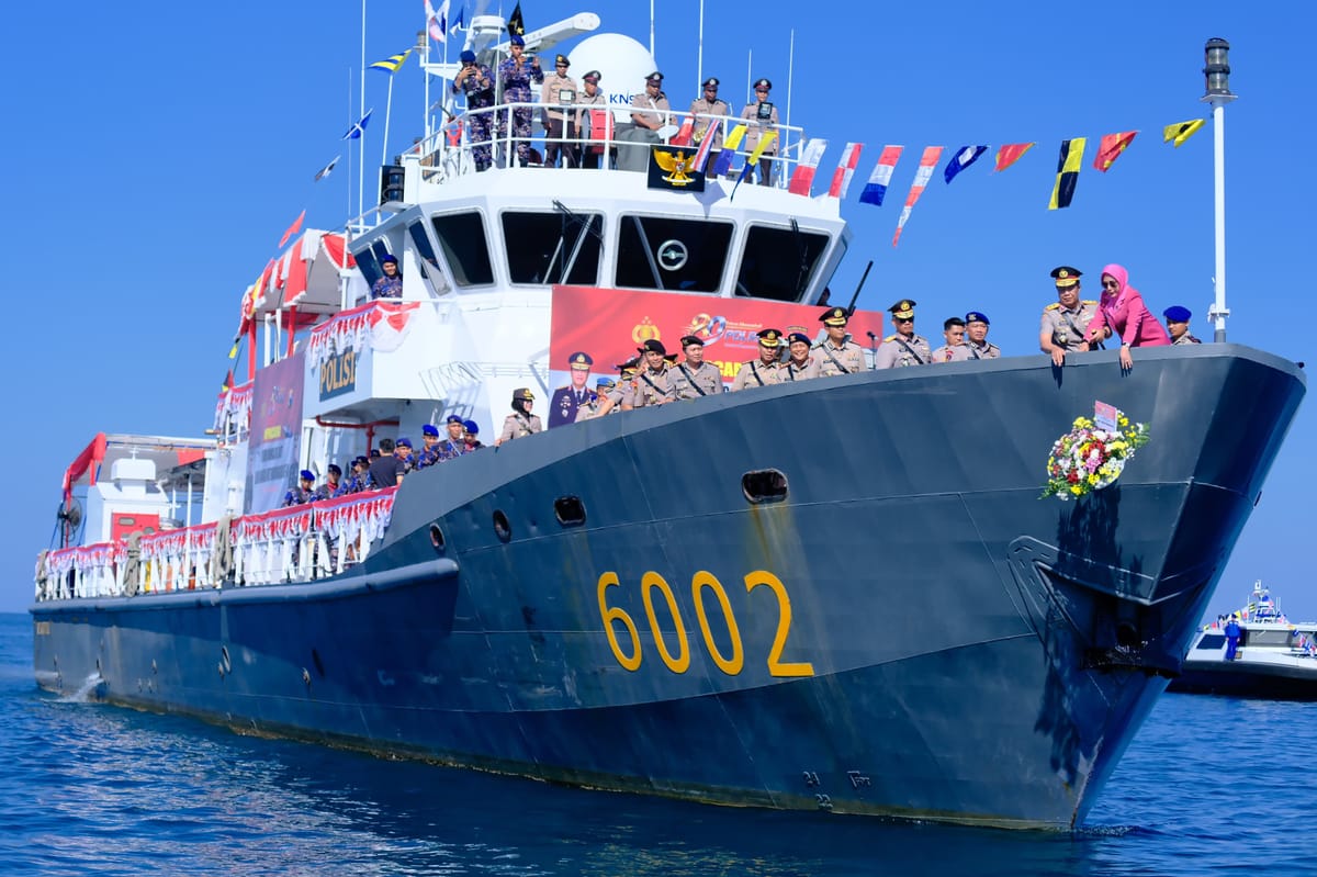 Momentum HUT Bhayangkara ke 80 Kapolda Sulsel pimpin Tradisi Tabur Bunga di Laut.