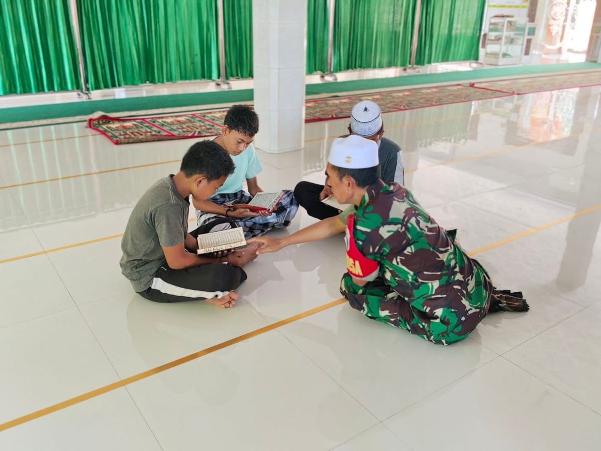 Babinsa Kodim 1425 Jeneponto Tanamkan Cahaya Iman Bagi Generasi Muda